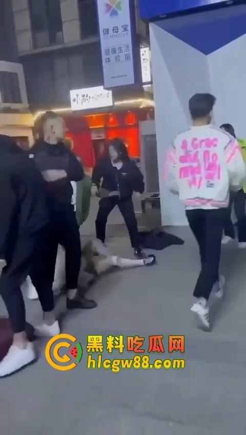 哈尔滨精神小伙大战精神小妹，化最丑的妆打最狠的架，地上全是血，社会摇直接进化成血战街头！  第6张