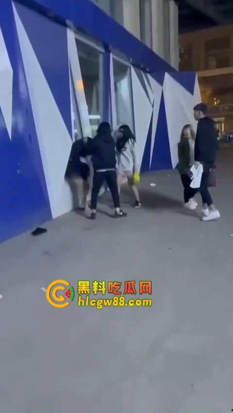 哈尔滨精神小伙大战精神小妹，化最丑的妆打最狠的架，地上全是血，社会摇直接进化成血战街头！  第9张