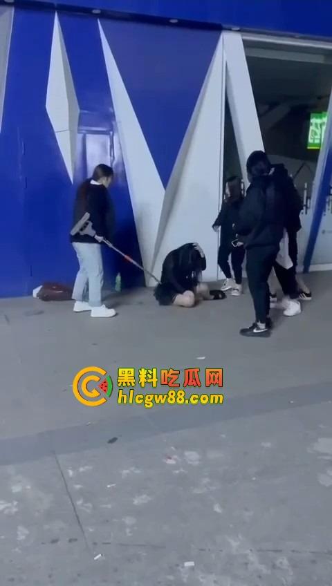 哈尔滨精神小伙大战精神小妹，化最丑的妆打最狠的架，地上全是血，社会摇直接进化成血战街头！  第10张