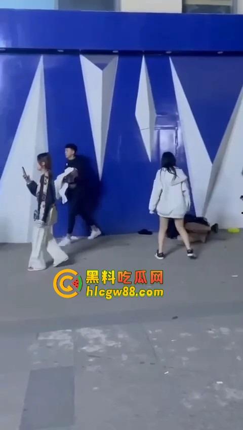 哈尔滨精神小伙大战精神小妹，化最丑的妆打最狠的架，地上全是血，社会摇直接进化成血战街头！  第11张