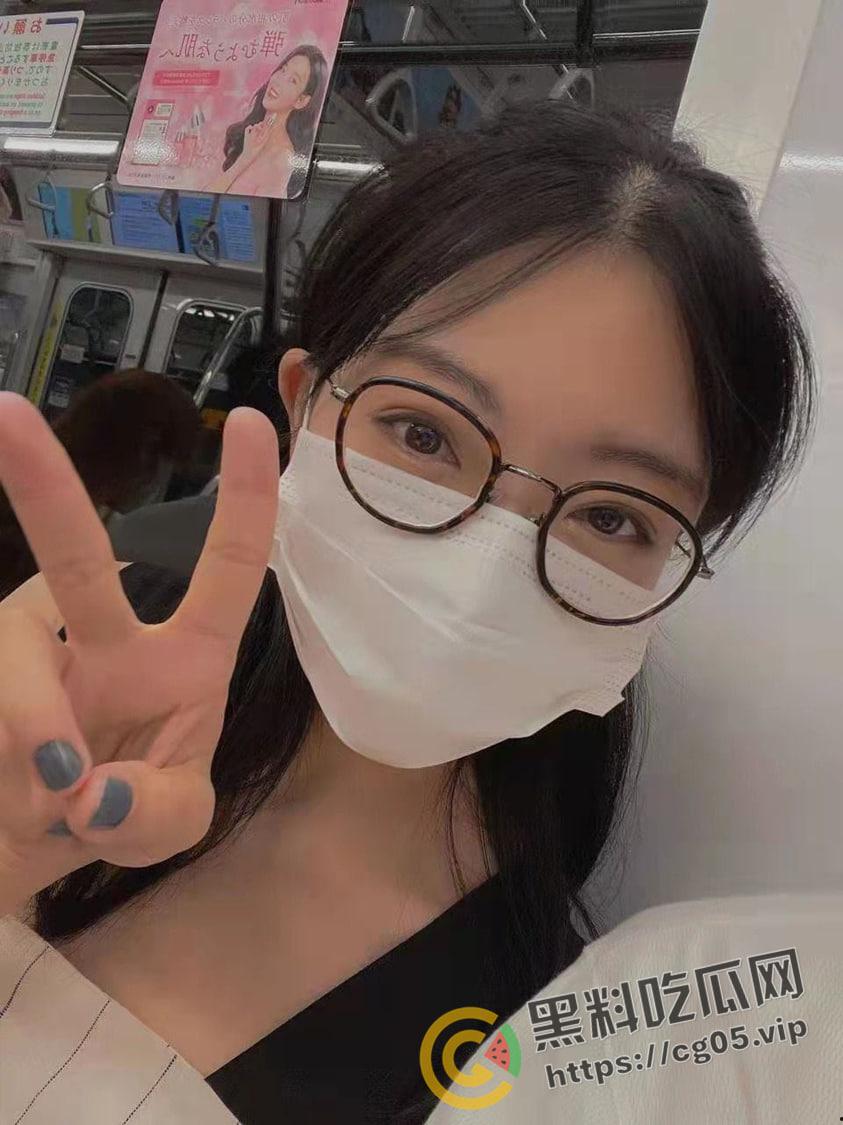 深圳颜射女神【吴梦菲】清纯眼镜反差婊 约会网友玩露出 最喜欢用无辜的大眼睛渴望被射脸上  第2张