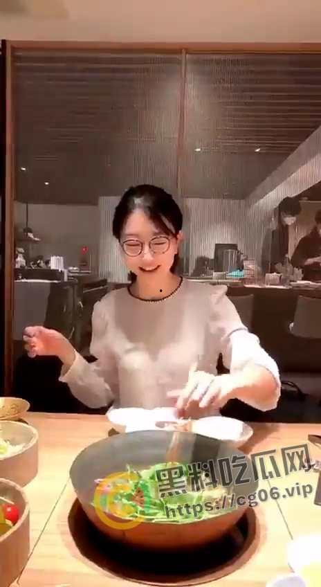 深圳颜射女神【吴梦菲】清纯眼镜反差婊 约会网友玩露出 最喜欢用无辜的大眼睛渴望被射脸上  第5张