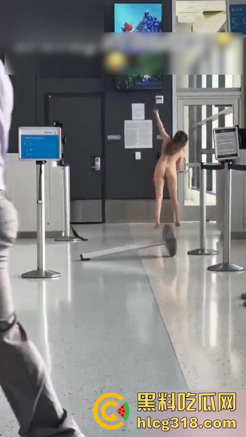 美国大奶美女自称维也纳女神，在德克萨塞州机场，当众全裸狂奔，保安拼命也拦不住，好像去拦一下啊！  第4张