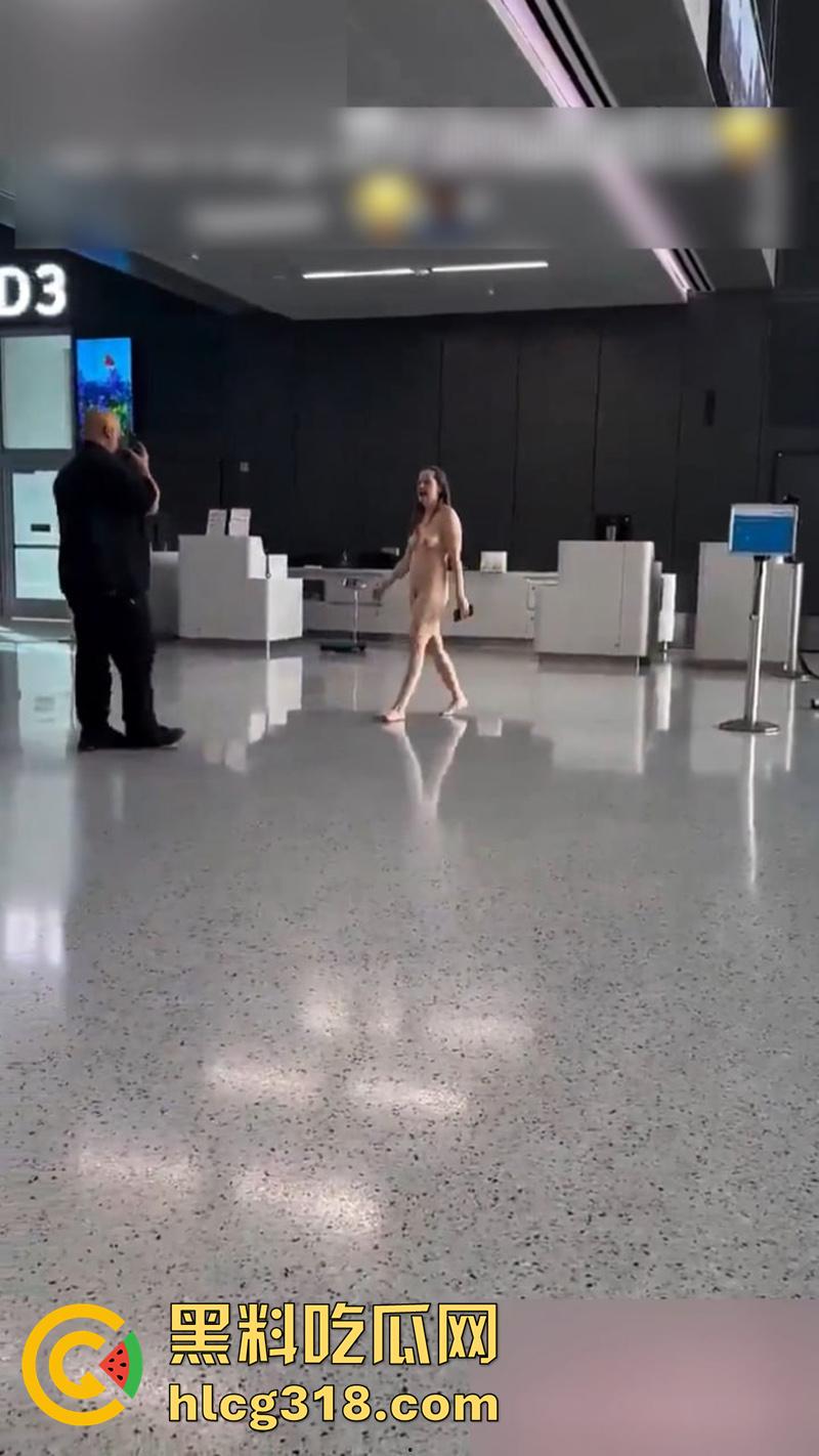 美国大奶美女自称维也纳女神，在德克萨塞州机场，当众全裸狂奔，保安拼命也拦不住，好像去拦一下啊！  第5张