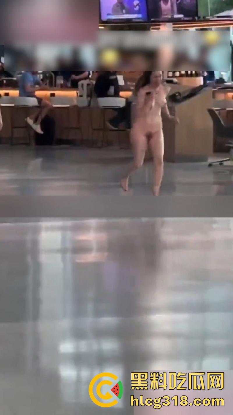 美国大奶美女自称维也纳女神，在德克萨塞州机场，当众全裸狂奔，保安拼命也拦不住，好像去拦一下啊！  第6张