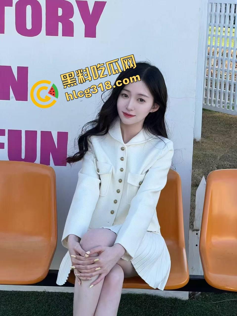 少年志不在诗酒田，而在小母狗的奶与臀，鸿鹄不必远志，舔硬之后自己坐上来骑，操翻眼前这骚狗才是正道！  第2张