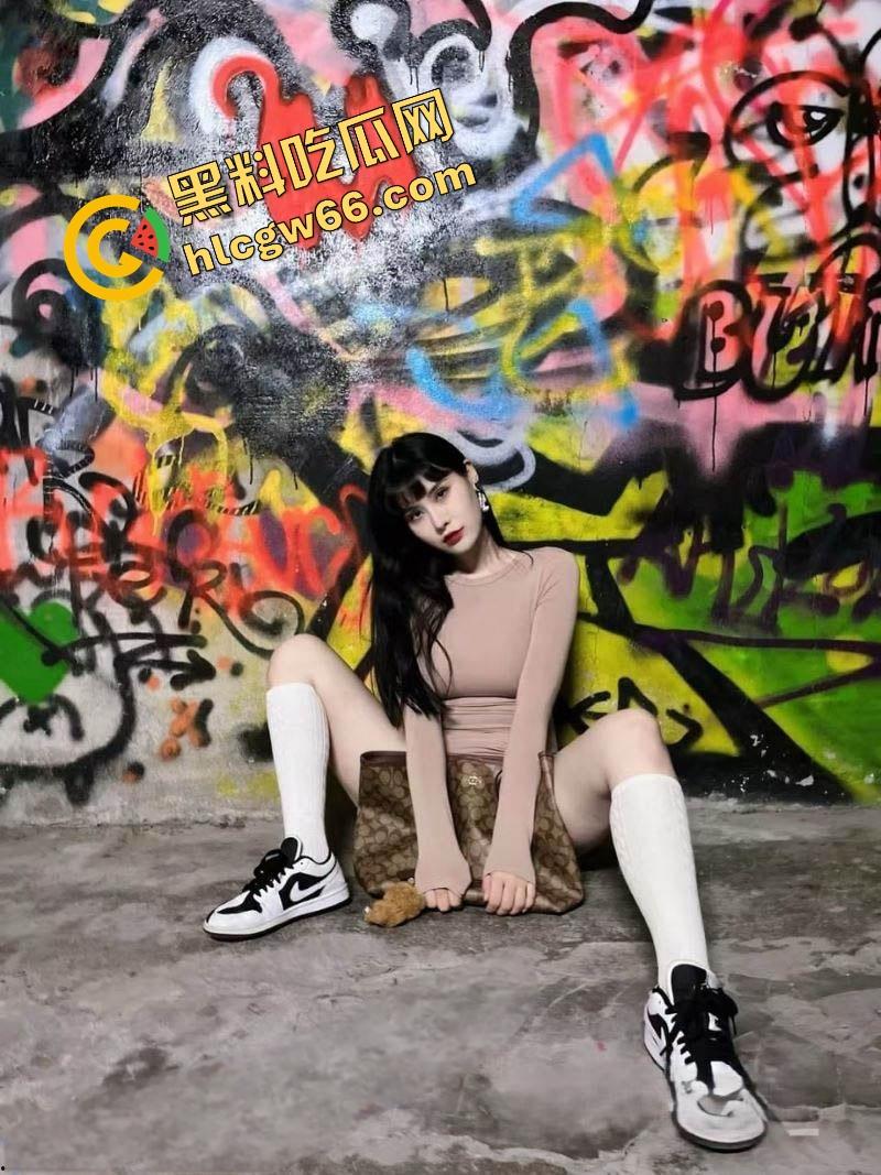 绿帽神人【icicis】操疯健身房！牵老婆勾瑜伽教练4P乱战，骚妻被群插射成精液储藏罐！  第2张