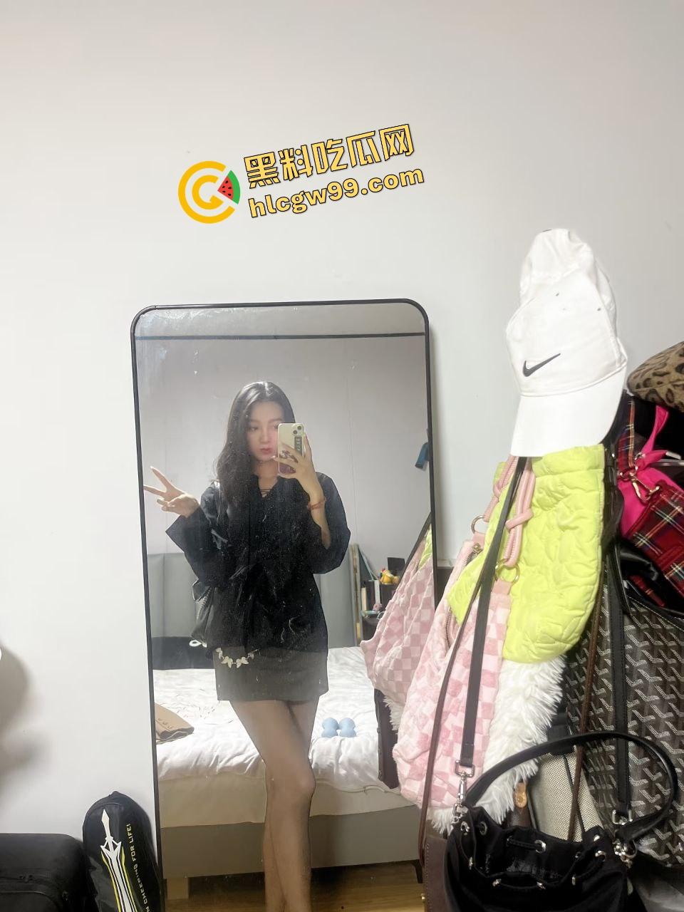 贵州饥渴反差骚鸡【周雨】肾虚男网购炮机刺激插逼，沙发上不停喷水至流水一地！独家曝光流出！  第3张