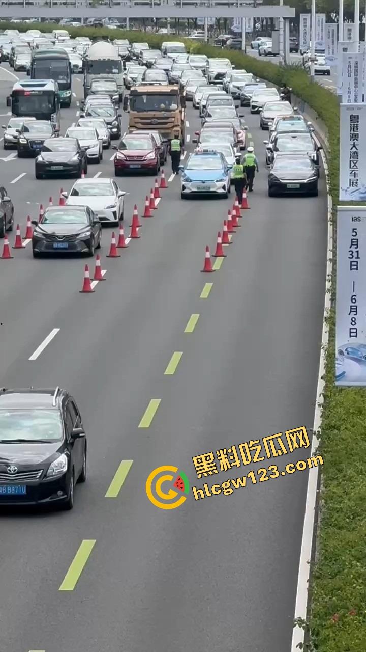 深圳蛇皮摩托哥逆天操作，10个交警围捕失败，全程像跳广场舞，帽子叔叔被耍成陀螺！  第1张