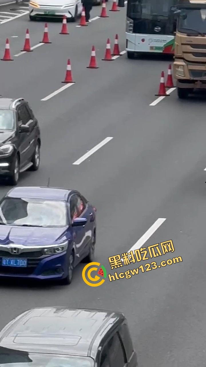 深圳蛇皮摩托哥逆天操作，10个交警围捕失败，全程像跳广场舞，帽子叔叔被耍成陀螺！  第4张