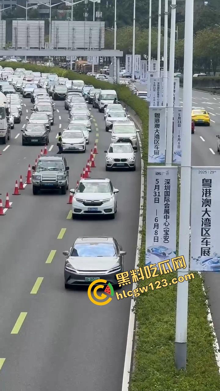 深圳蛇皮摩托哥逆天操作，10个交警围捕失败，全程像跳广场舞，帽子叔叔被耍成陀螺！  第8张