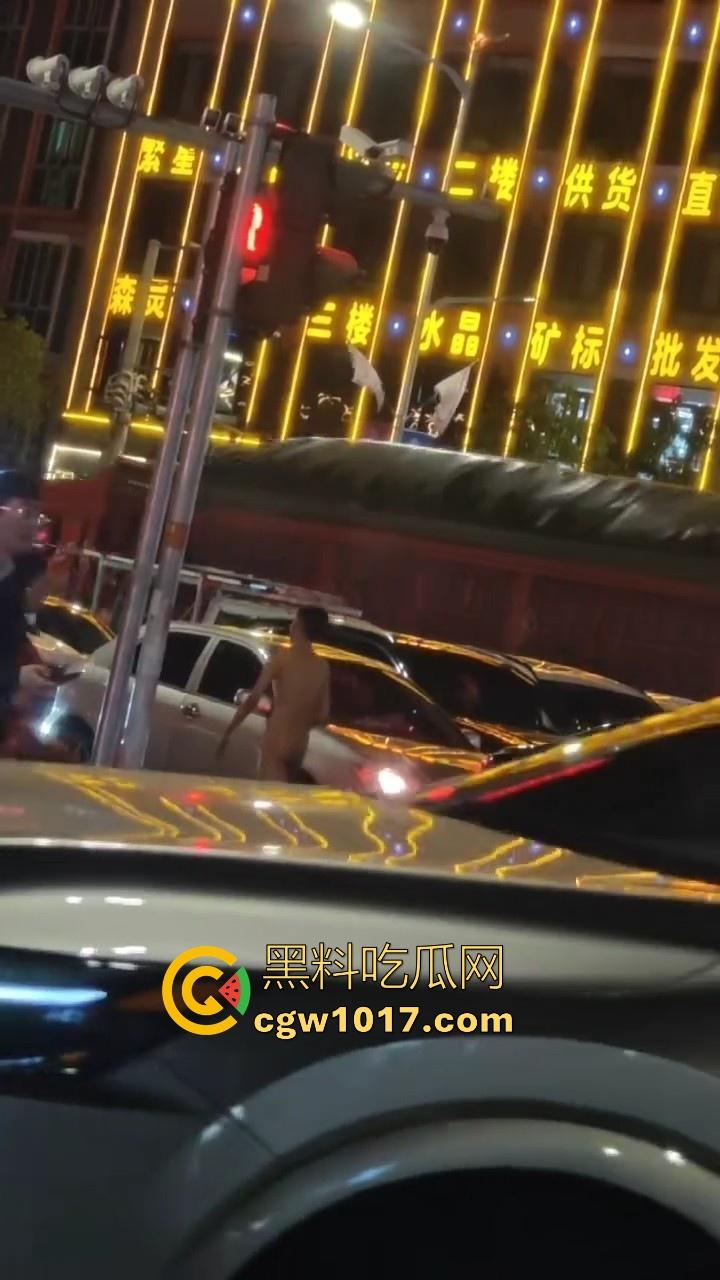 大冬天街头惊现裸男夜跑！全身脱光在车流量最大的街道夜跑，马路中央的焦点，难道什么女主人的任务啊！  第2张