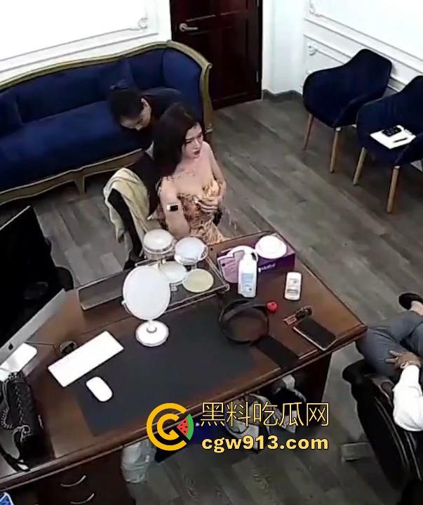 公司主管招聘女秘书要求先看胸围，极品美女现场脱衣漏奶，董事长亲自把关，明目张胆的潜规则！  第1张
