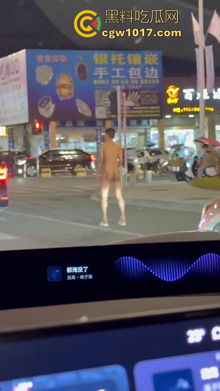 大冬天街头惊现裸男夜跑！全身脱光在车流量最大的街道夜跑，马路中央的焦点，难道什么女主人的任务啊！  第5张