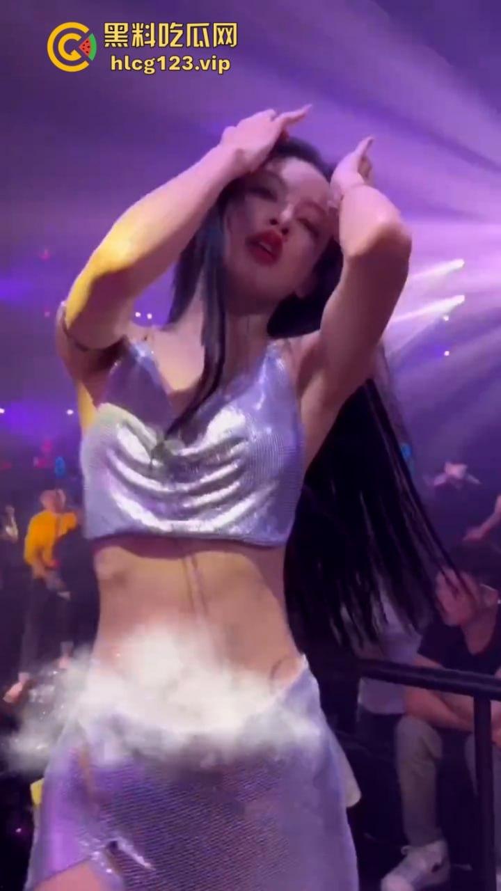 现在的夜店吃得这么好吗？妹子身材火辣还酒量大 你想不想带走她？  第4张