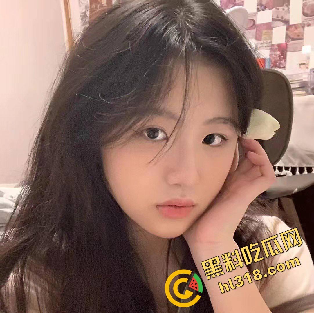 魔都极品萝莉骚翻天，清纯脸下贱穴贱嘴活体吸精机，自拍流出玩逼喷水，口交小男友舔到鸡巴变弯！  第1张