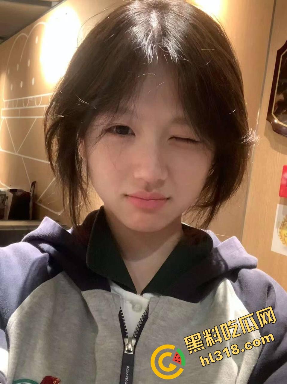 魔都极品萝莉骚翻天，清纯脸下贱穴贱嘴活体吸精机，自拍流出玩逼喷水，口交小男友舔到鸡巴变弯！  第2张