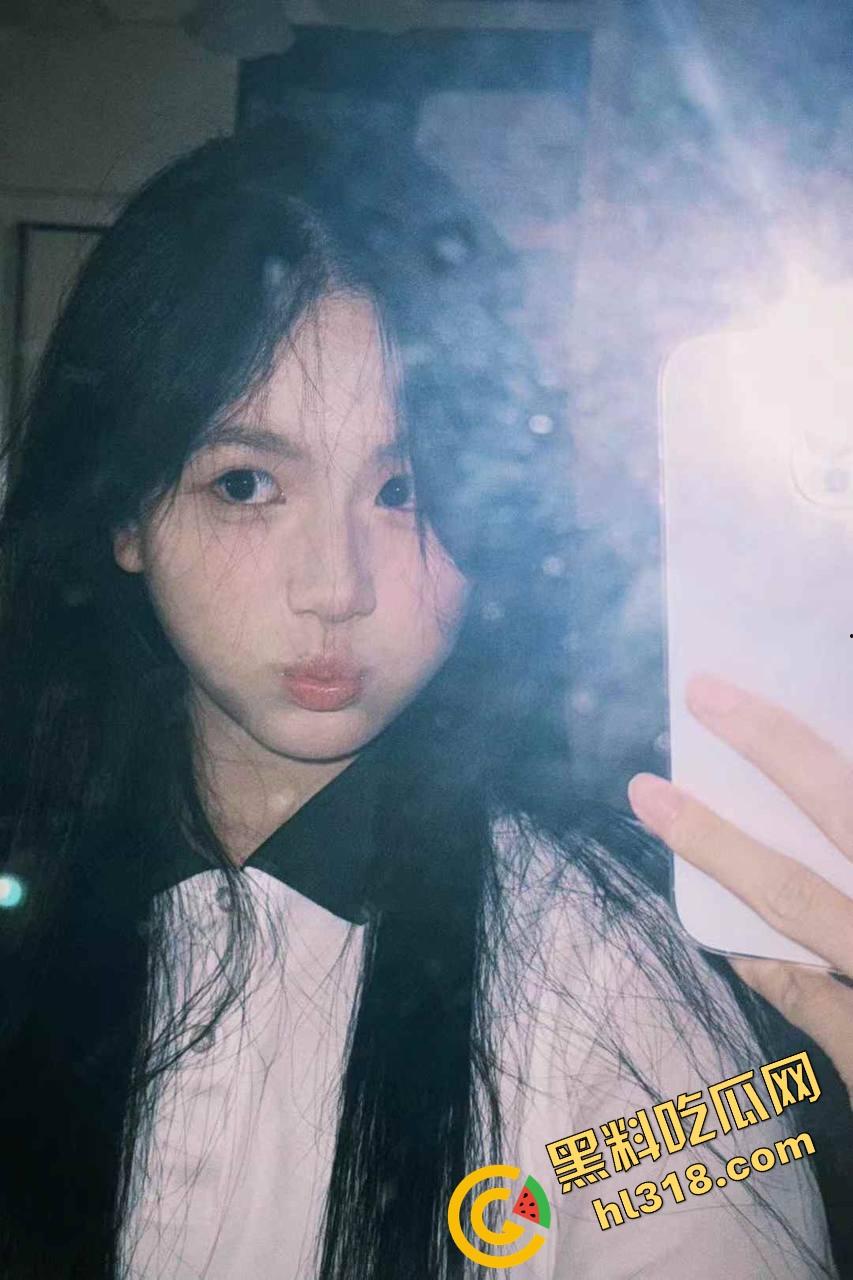 魔都极品萝莉骚翻天，清纯脸下贱穴贱嘴活体吸精机，自拍流出玩逼喷水，口交小男友舔到鸡巴变弯！  第3张