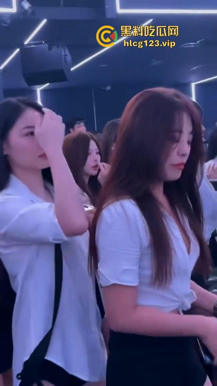 现在的夜店吃得这么好吗？妹子身材火辣还酒量大 你想不想带走她？  第8张