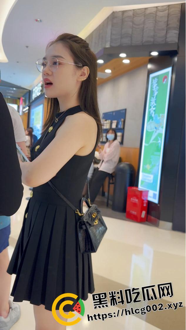 顶级偷拍！上海万达保时捷美女网红的裙底风光 粉色内裤紧紧勒逼 雪白的屁股Q弹  第1张