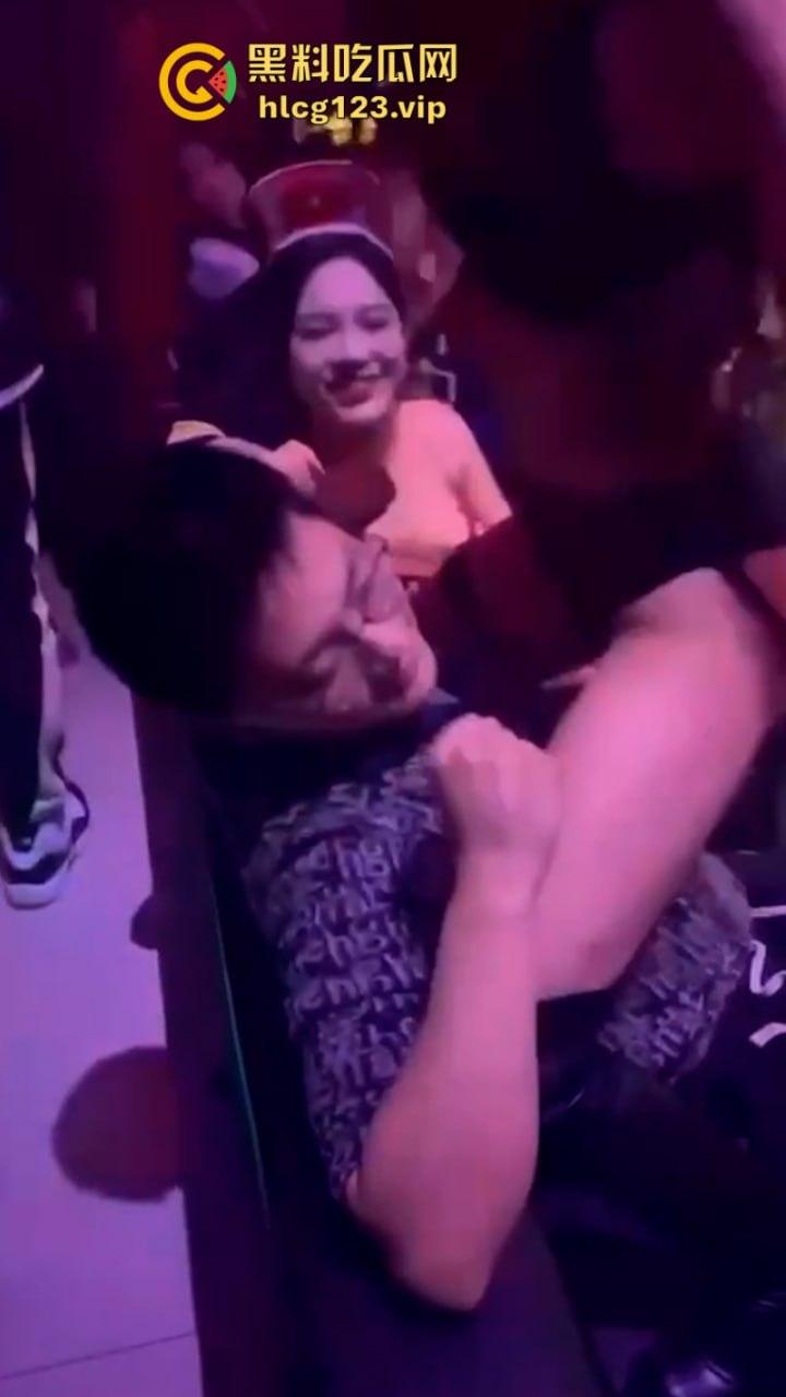 现在的夜店吃得这么好吗？妹子身材火辣还酒量大 你想不想带走她？  第15张