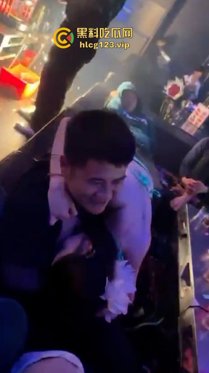 现在的夜店吃得这么好吗？妹子身材火辣还酒量大 你想不想带走她？  第16张