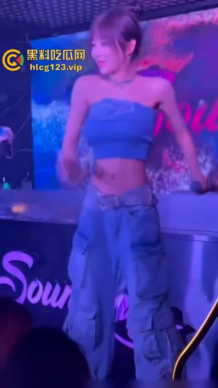 现在的夜店吃得这么好吗？妹子身材火辣还酒量大 你想不想带走她？  第17张