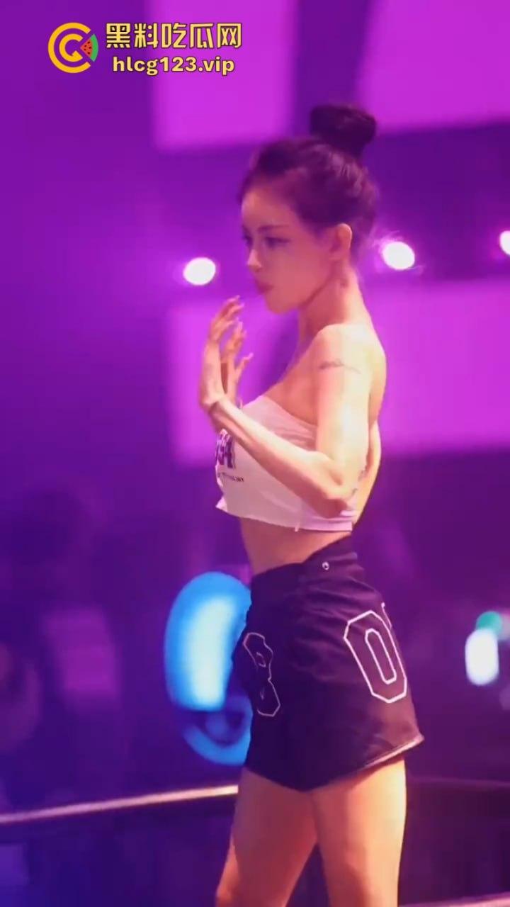 现在的夜店吃得这么好吗？妹子身材火辣还酒量大 你想不想带走她？  第18张