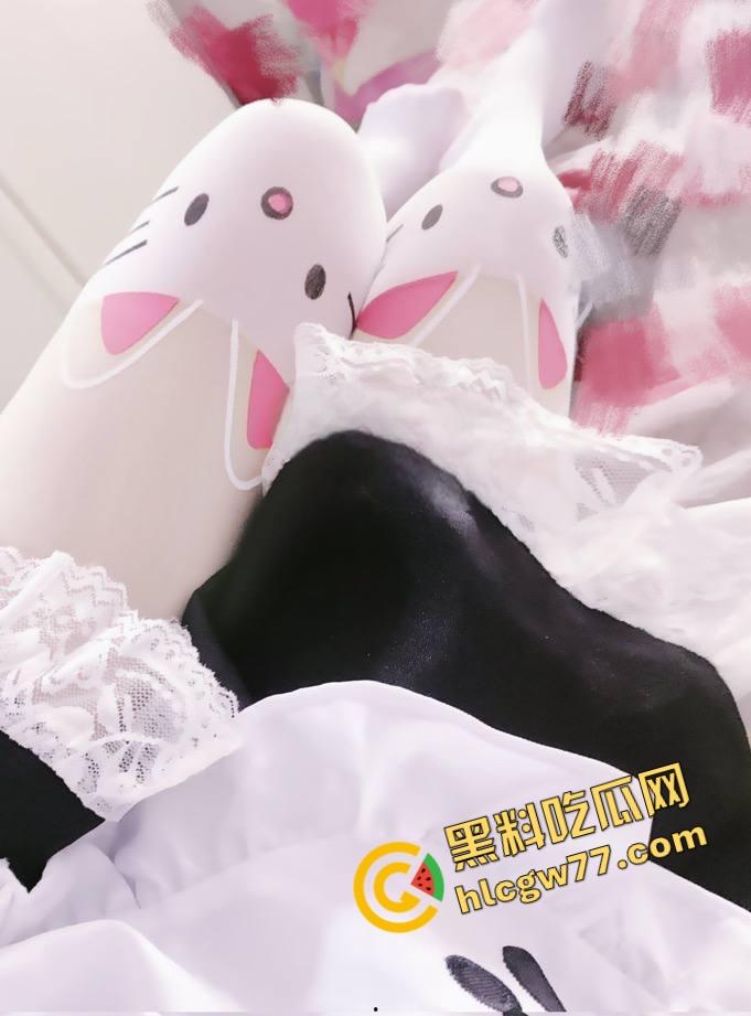 推特【千叶酱】极品JK萝莉白虎嫩逼勾魂，白丝黑丝裹小奶子浪得炸眼，cos校色骚洞漏光狂撩！  第17张