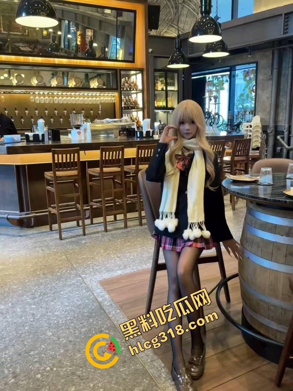 谁家新娘这么骚？头纱刚戴上，屌就塞进嘴里，高跟鞋一跪就开始吃鸡，男友边干边录发兄弟群！  第2张