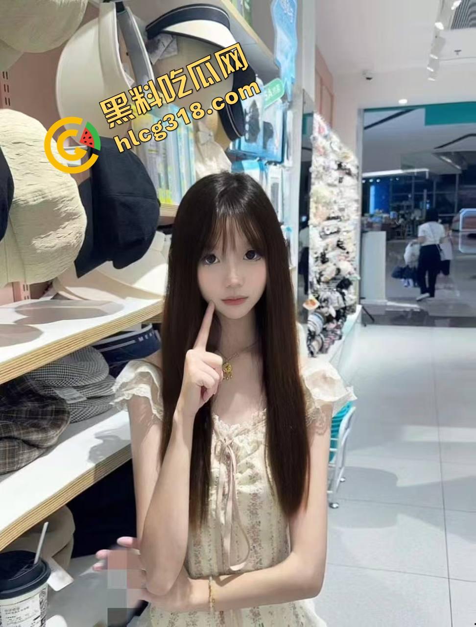 谁家新娘这么骚？头纱刚戴上，屌就塞进嘴里，高跟鞋一跪就开始吃鸡，男友边干边录发兄弟群！  第3张