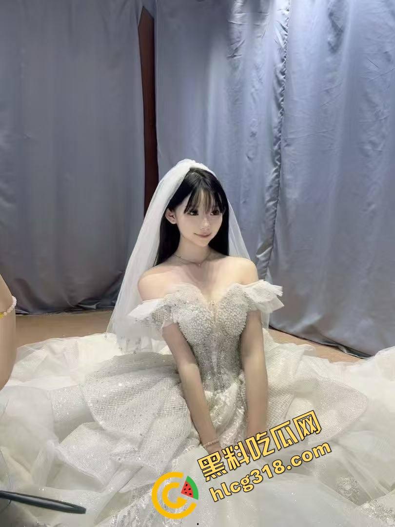 谁家新娘这么骚？头纱刚戴上，屌就塞进嘴里，高跟鞋一跪就开始吃鸡，男友边干边录发兄弟群！  第4张