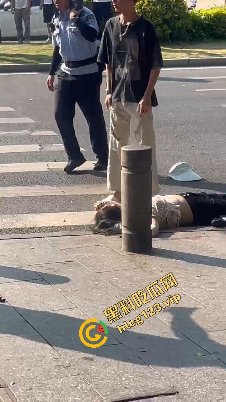 广州海珠区车祸惨烈，外卖小哥血溅当场，车子翻得都认不出来！  第1张