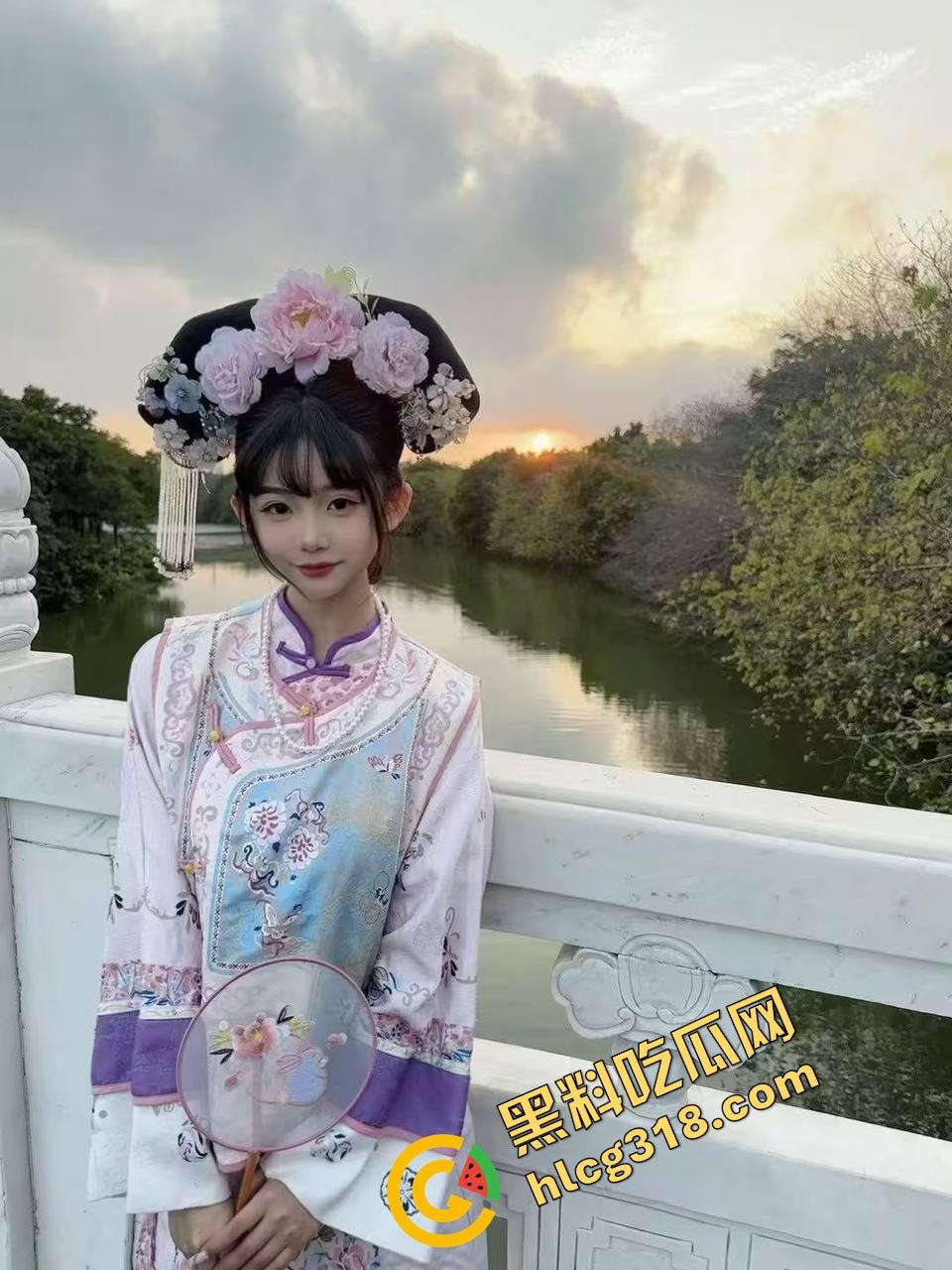 谁家新娘这么骚？头纱刚戴上，屌就塞进嘴里，高跟鞋一跪就开始吃鸡，男友边干边录发兄弟群！  第5张