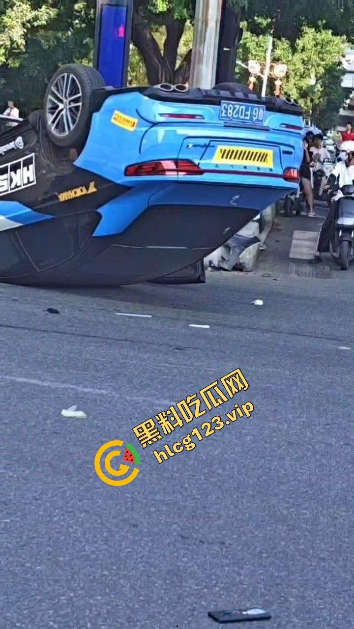 广州海珠区车祸惨烈，外卖小哥血溅当场，车子翻得都认不出来！  第2张