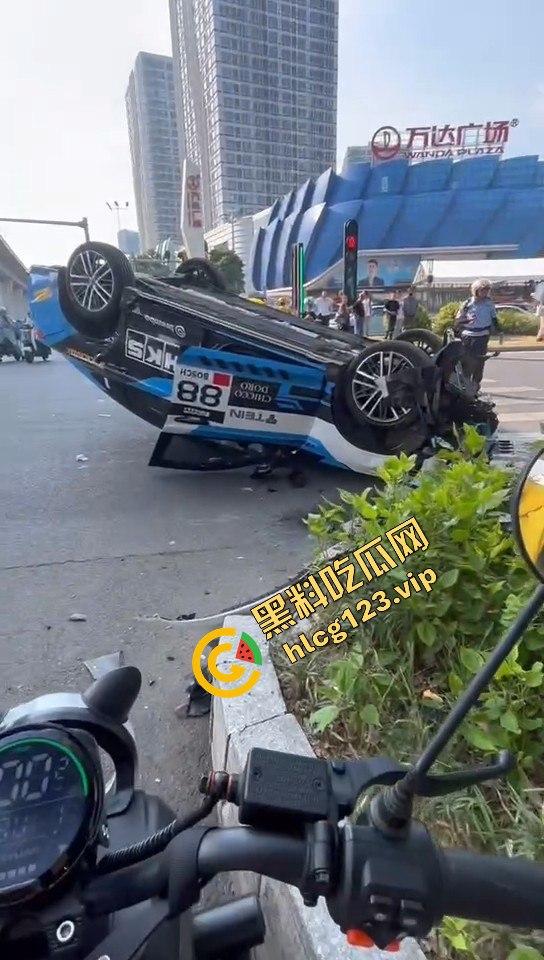 广州海珠区车祸惨烈，外卖小哥血溅当场，车子翻得都认不出来！  第3张