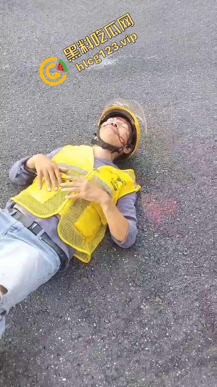 广州海珠区车祸惨烈，外卖小哥血溅当场，车子翻得都认不出来！  第4张