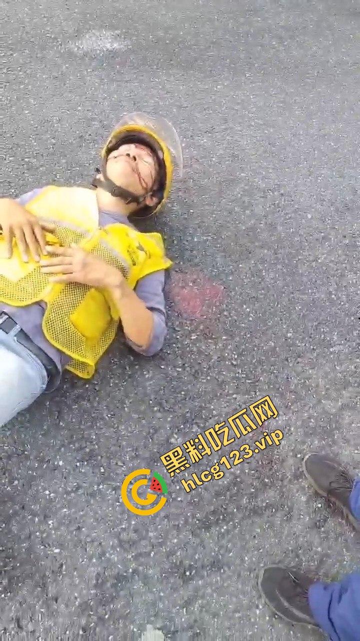 广州海珠区车祸惨烈，外卖小哥血溅当场，车子翻得都认不出来！  第5张