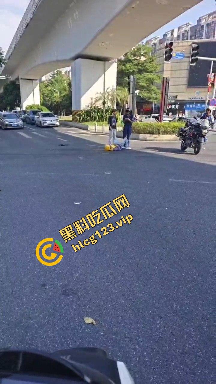 广州海珠区车祸惨烈，外卖小哥血溅当场，车子翻得都认不出来！  第6张