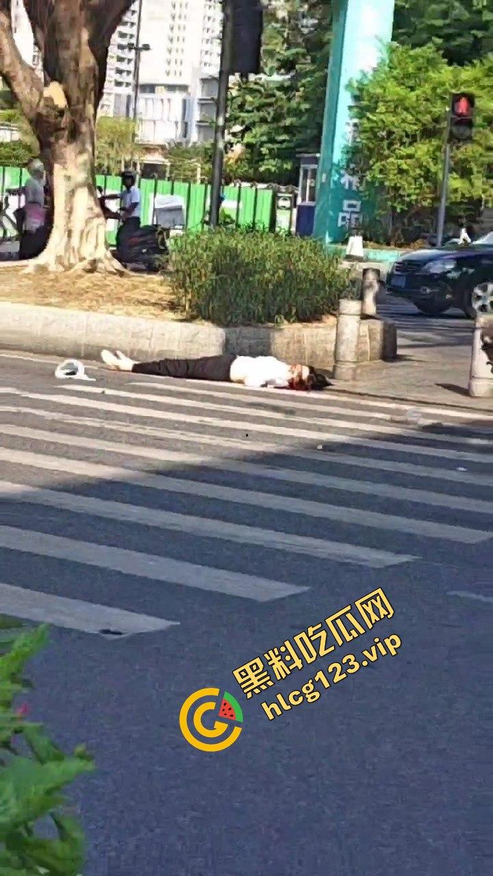 广州海珠区车祸惨烈，外卖小哥血溅当场，车子翻得都认不出来！  第7张