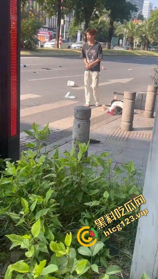 广州海珠区车祸惨烈，外卖小哥血溅当场，车子翻得都认不出来！  第8张