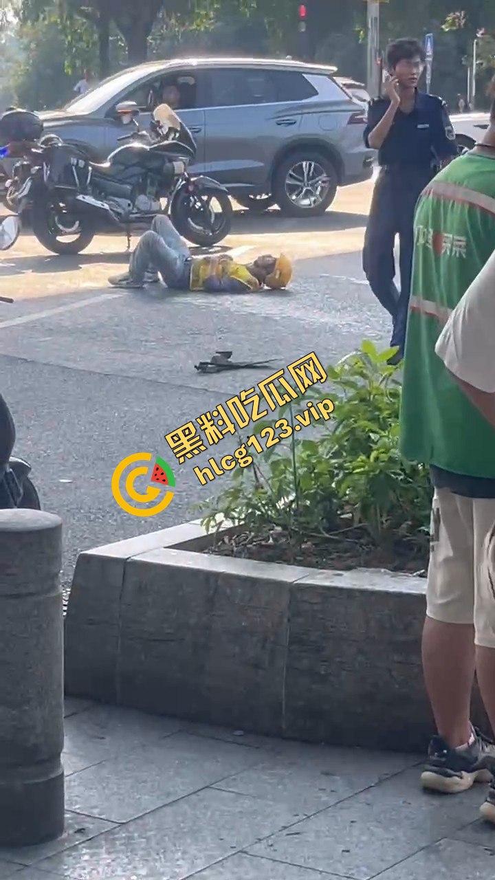 广州海珠区车祸惨烈，外卖小哥血溅当场，车子翻得都认不出来！  第11张