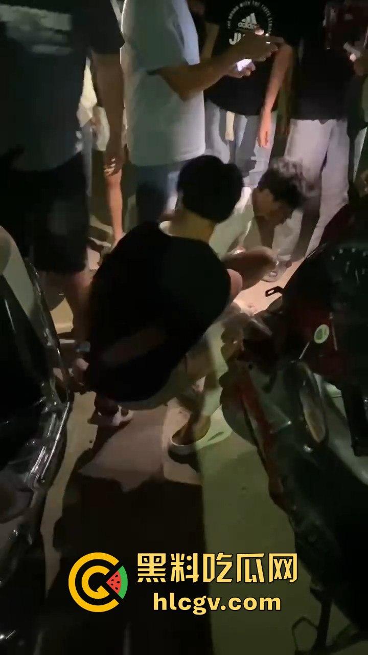 饶平霞东公园精神小伙偷车被当场抓获,装逼不成反成笑话! 第1张 饶平霞东公园精神小伙偷车被当场抓获,装逼不成反成笑话! 第1张