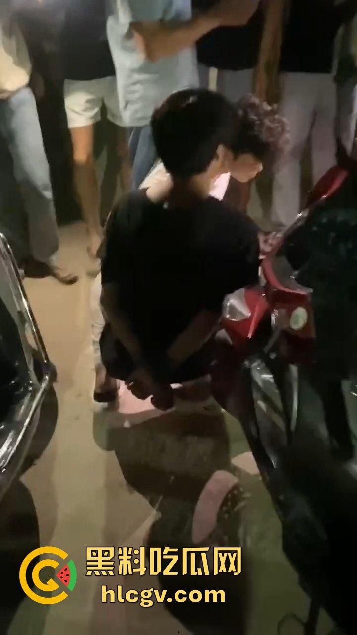 饶平霞东公园精神小伙偷车被当场抓获,装逼不成反成笑话! 第2张 饶平霞东公园精神小伙偷车被当场抓获,装逼不成反成笑话! 第2张