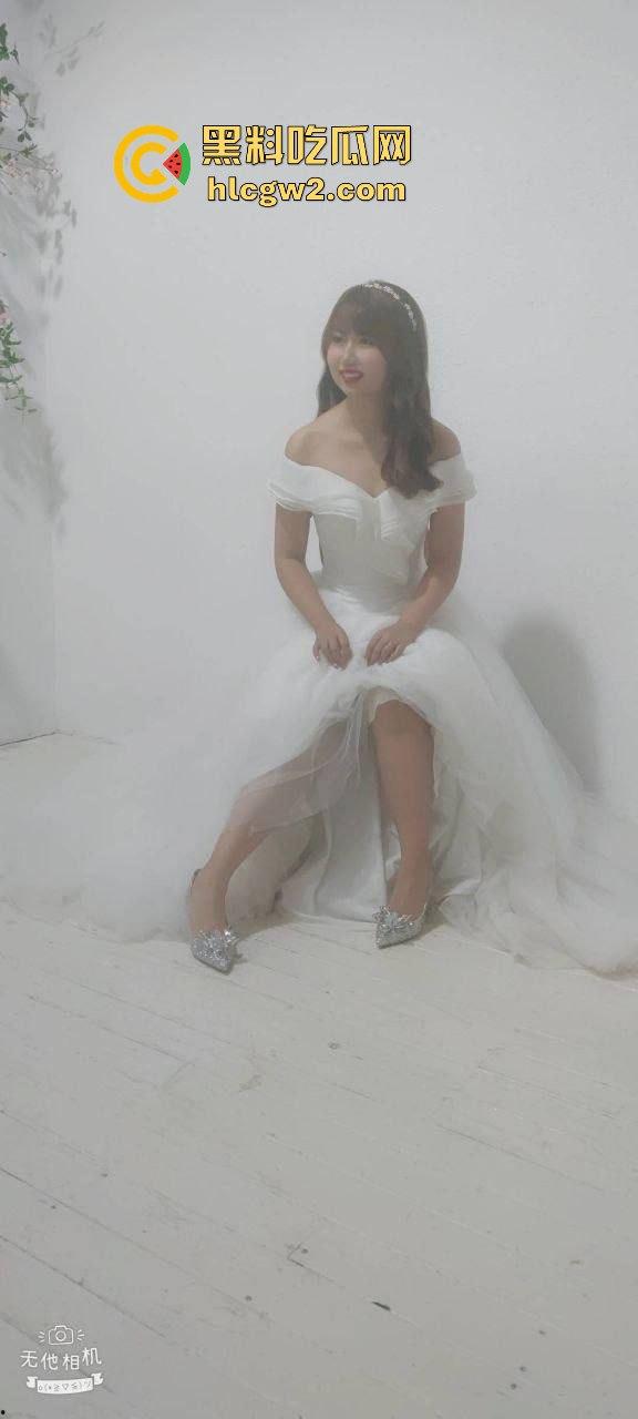 群友独家爆料极品人妻【何丽娜】调教大瓜！婚纱肥臀被玩弄，羞耻姿势曝光，肥臀晃动如母狗献礼！  第1张