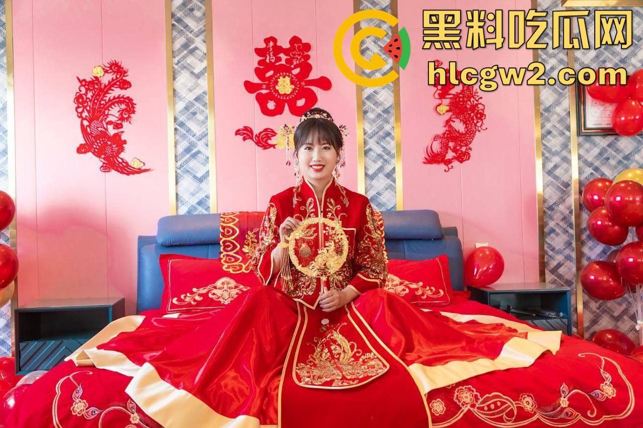 群友独家爆料极品人妻【何丽娜】调教大瓜！婚纱肥臀被玩弄，羞耻姿势曝光，肥臀晃动如母狗献礼！  第2张