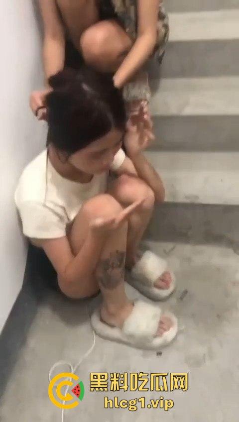 无辜小美女惨遭围堵楼梯间，疯狂围踹画面曝光，血腥至极！  第7张