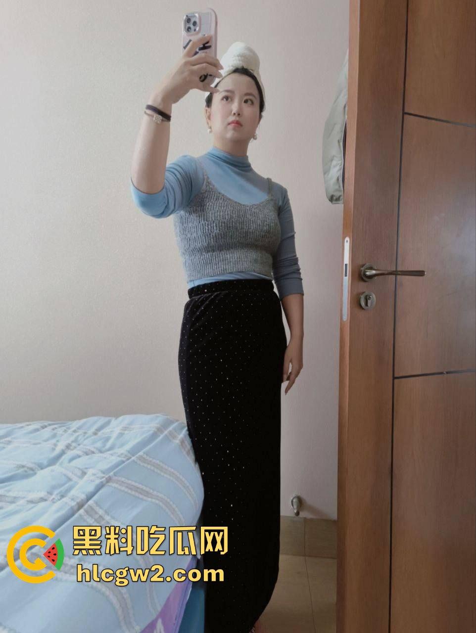 群友独家爆料极品人妻【何丽娜】调教大瓜！婚纱肥臀被玩弄，羞耻姿势曝光，肥臀晃动如母狗献礼！  第12张