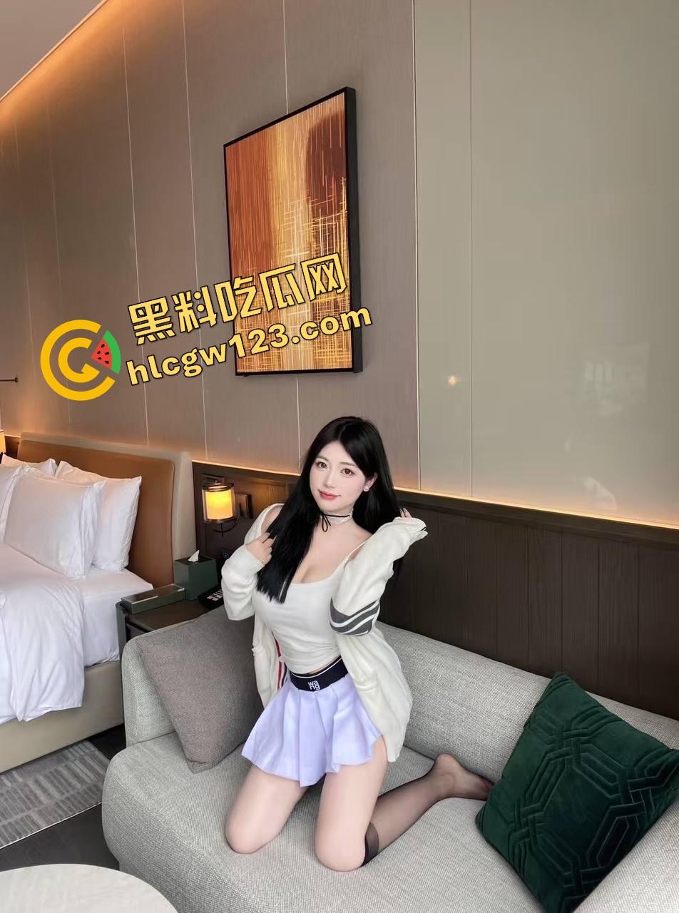 高清特写淫荡母狗五指齐插逼眼 屁眼逼眼轮番轰炸 大屌横冲直撞喷翻半盆淫水 全程高潮抽搐尖叫像鬼上身！  第1张