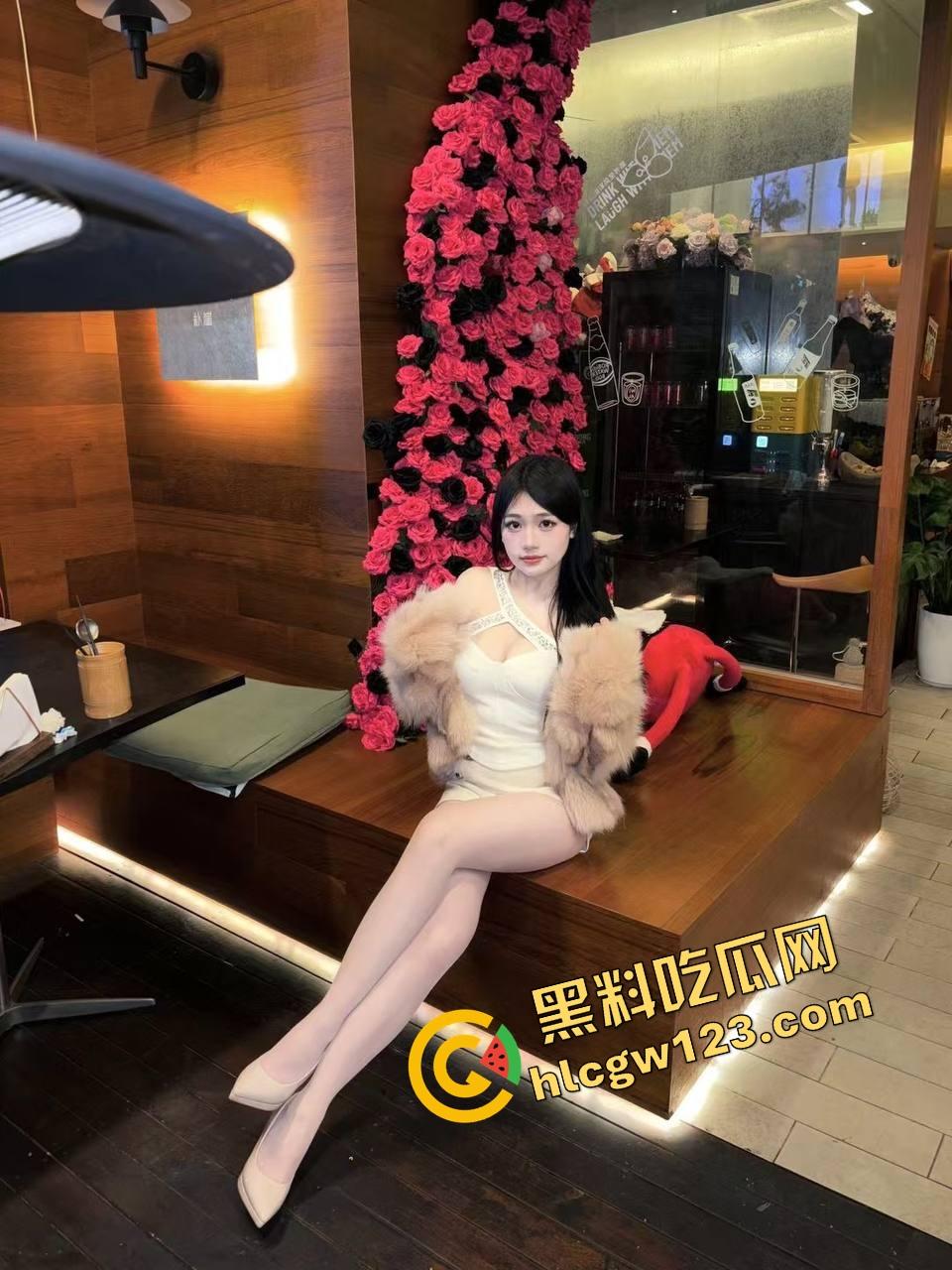 高清特写淫荡母狗五指齐插逼眼 屁眼逼眼轮番轰炸 大屌横冲直撞喷翻半盆淫水 全程高潮抽搐尖叫像鬼上身！  第5张